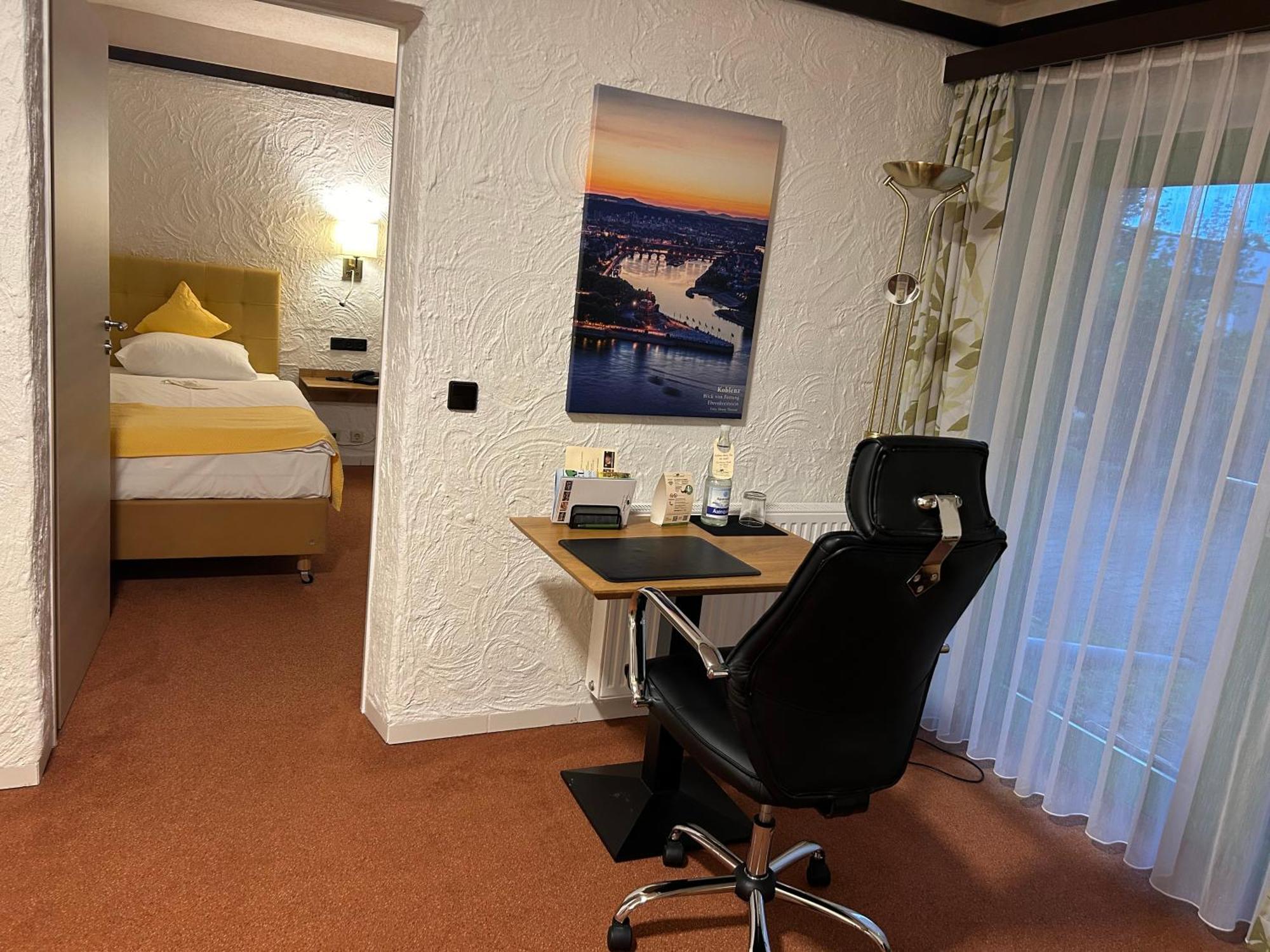 คอนเทล โฮเทล โคเบลนซ์ Hotel ภายนอก รูปภาพ